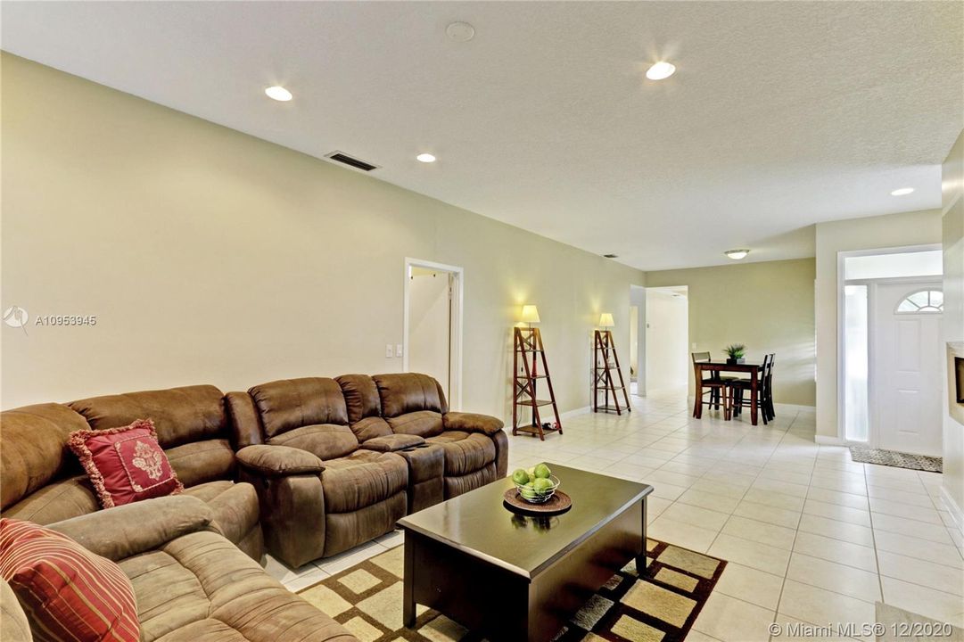 Recently Sold: $329,000 (2 beds, 2 baths, 1418 Square Feet)