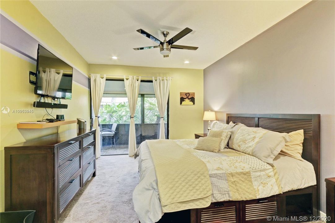 Recently Sold: $329,000 (2 beds, 2 baths, 1418 Square Feet)