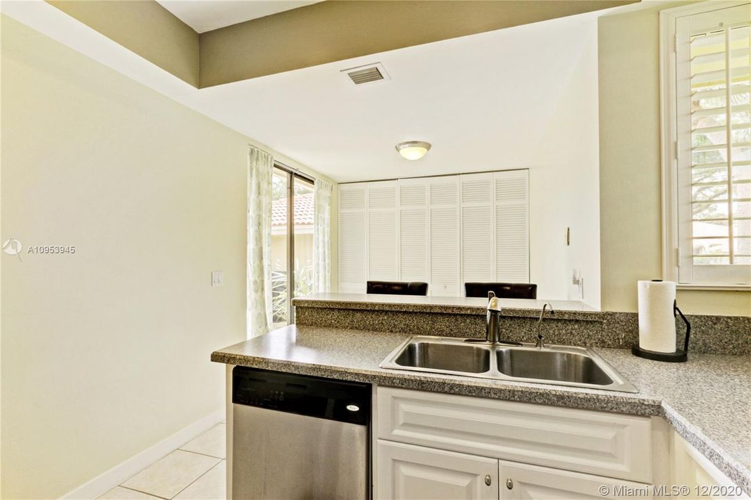 Recently Sold: $329,000 (2 beds, 2 baths, 1418 Square Feet)