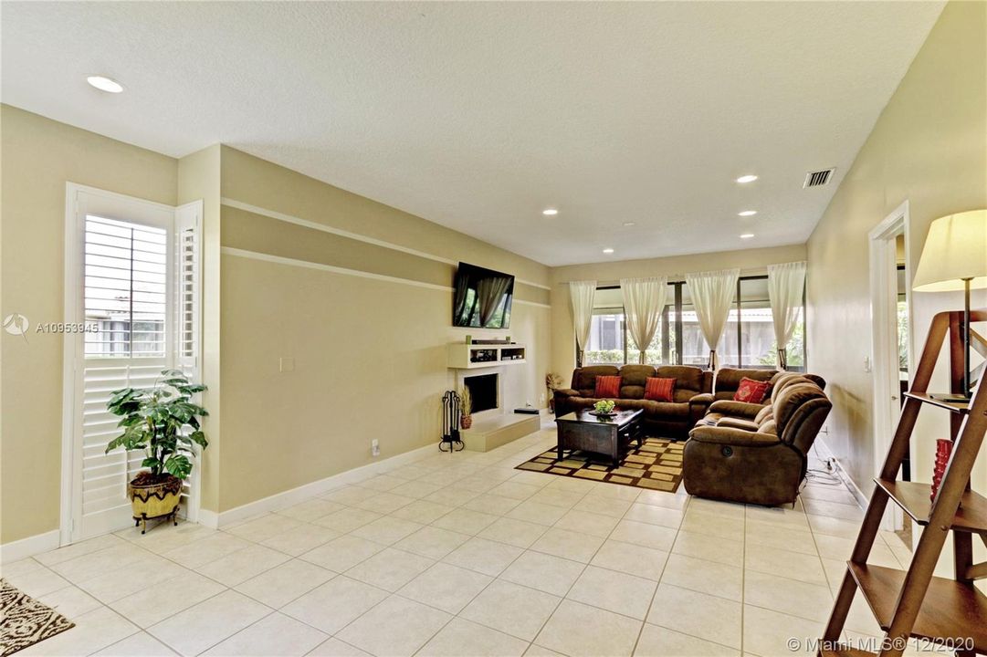 Recently Sold: $329,000 (2 beds, 2 baths, 1418 Square Feet)