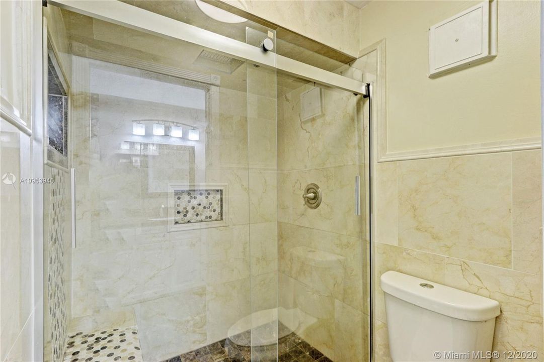 Recently Sold: $329,000 (2 beds, 2 baths, 1418 Square Feet)