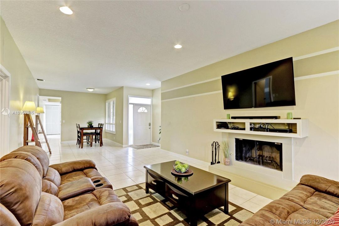 Recently Sold: $329,000 (2 beds, 2 baths, 1418 Square Feet)