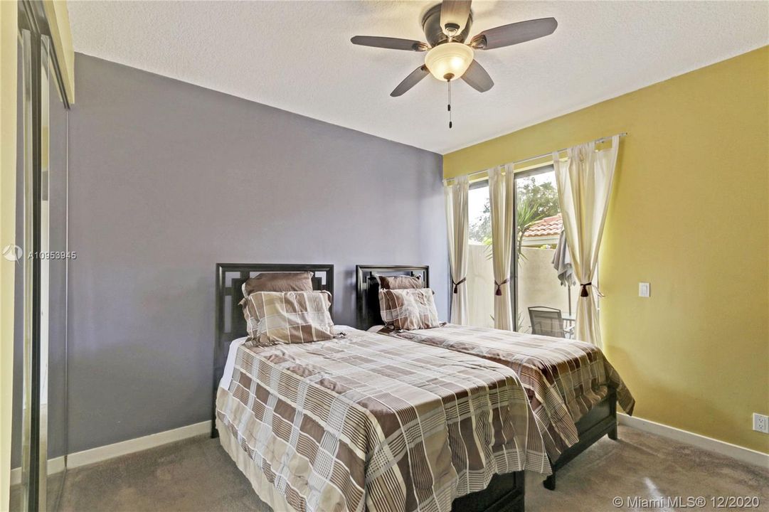 Recently Sold: $329,000 (2 beds, 2 baths, 1418 Square Feet)