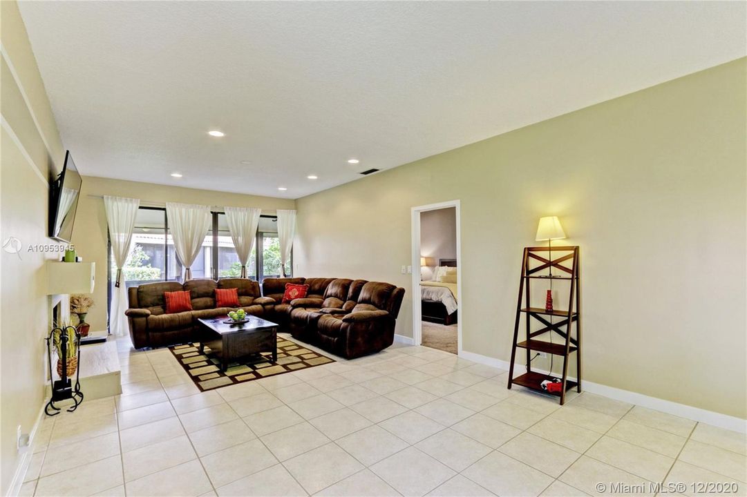 Recently Sold: $329,000 (2 beds, 2 baths, 1418 Square Feet)