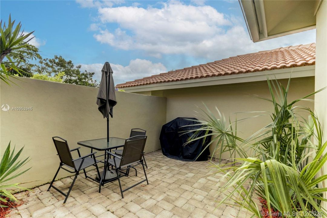 Recently Sold: $329,000 (2 beds, 2 baths, 1418 Square Feet)