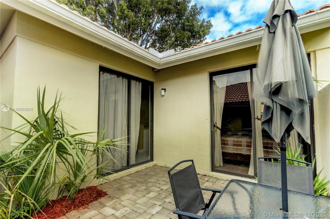 Recently Sold: $329,000 (2 beds, 2 baths, 1418 Square Feet)