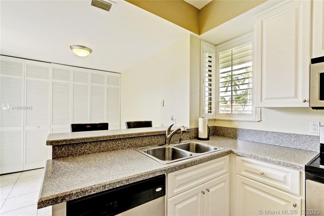 Recently Sold: $329,000 (2 beds, 2 baths, 1418 Square Feet)
