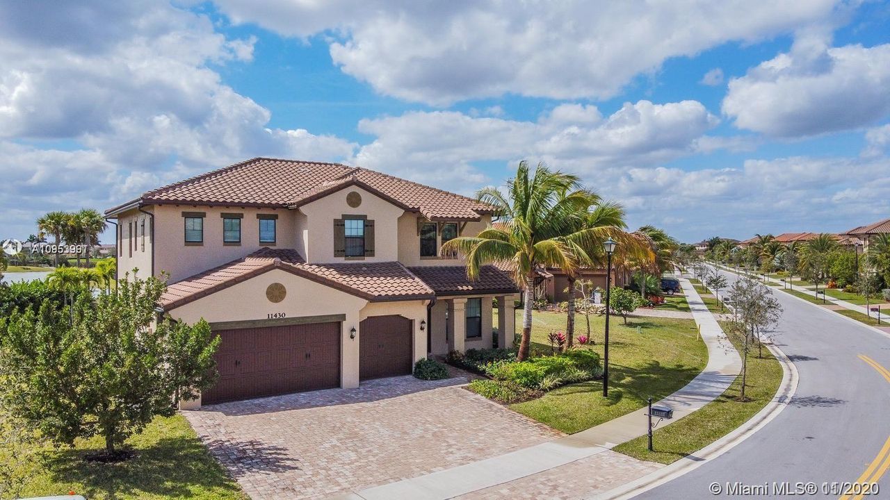 Recently Sold: $929,000 (5 beds, 5 baths, 4716 Square Feet)