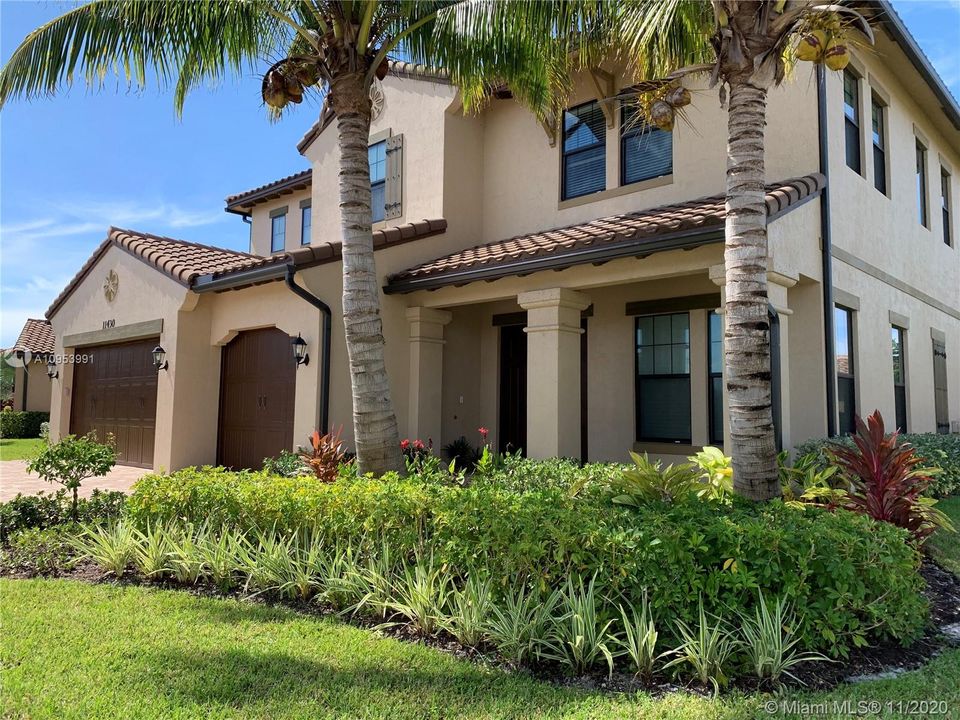 Recently Sold: $929,000 (5 beds, 5 baths, 4716 Square Feet)