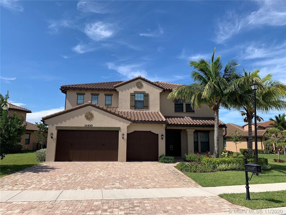 Recently Sold: $929,000 (5 beds, 5 baths, 4716 Square Feet)