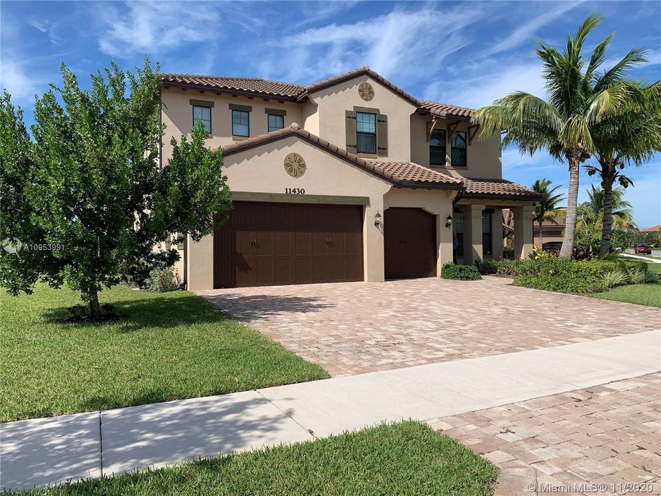 Recently Sold: $929,000 (5 beds, 5 baths, 4716 Square Feet)