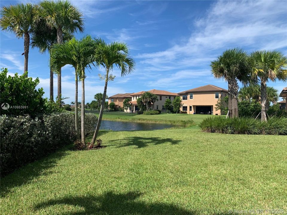 Recently Sold: $929,000 (5 beds, 5 baths, 4716 Square Feet)