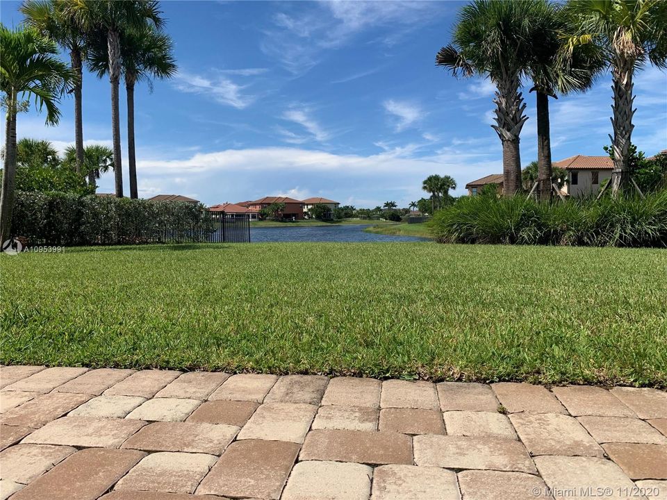 Recently Sold: $929,000 (5 beds, 5 baths, 4716 Square Feet)