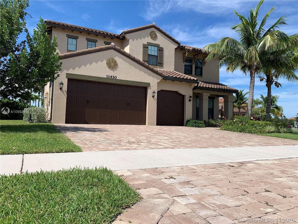 Recently Sold: $929,000 (5 beds, 5 baths, 4716 Square Feet)