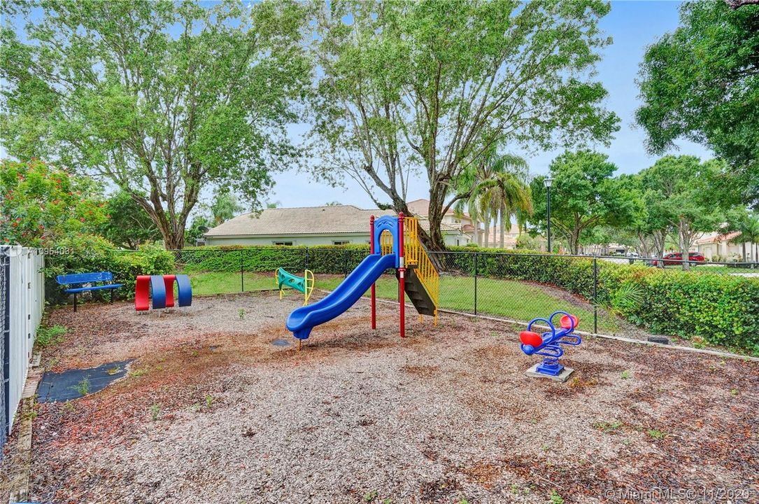 Vendido Recientemente: $350,000 (3 camas, 2 baños, 1515 Pies cuadrados)