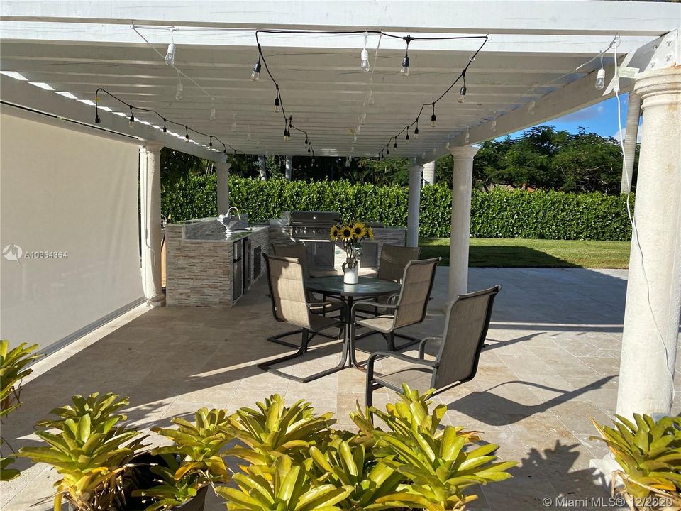 Vendido Recientemente: $1,799,000 (8 camas, 6 baños, 5616 Pies cuadrados)