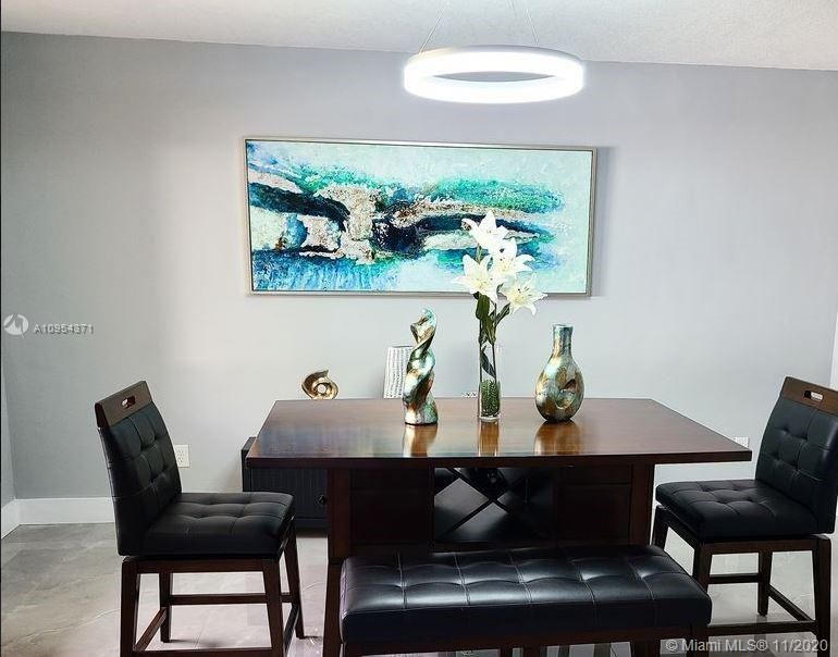 Vendido Recientemente: $1,235,000 (4 camas, 3 baños, 3994 Pies cuadrados)