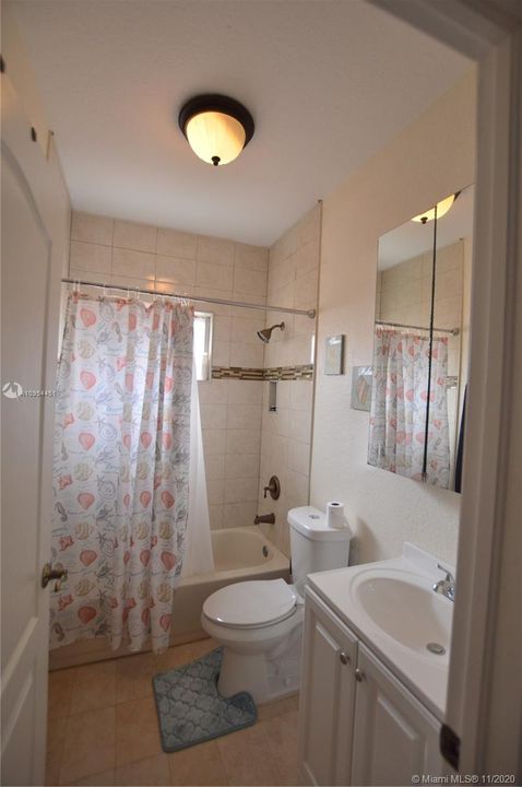 Recently Sold: $429,900 (5 beds, 2 baths, 1556 Square Feet)