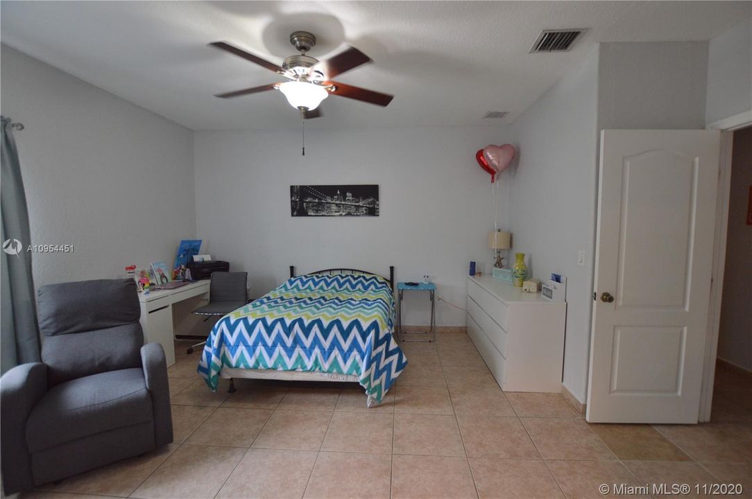 Recently Sold: $429,900 (5 beds, 2 baths, 1556 Square Feet)