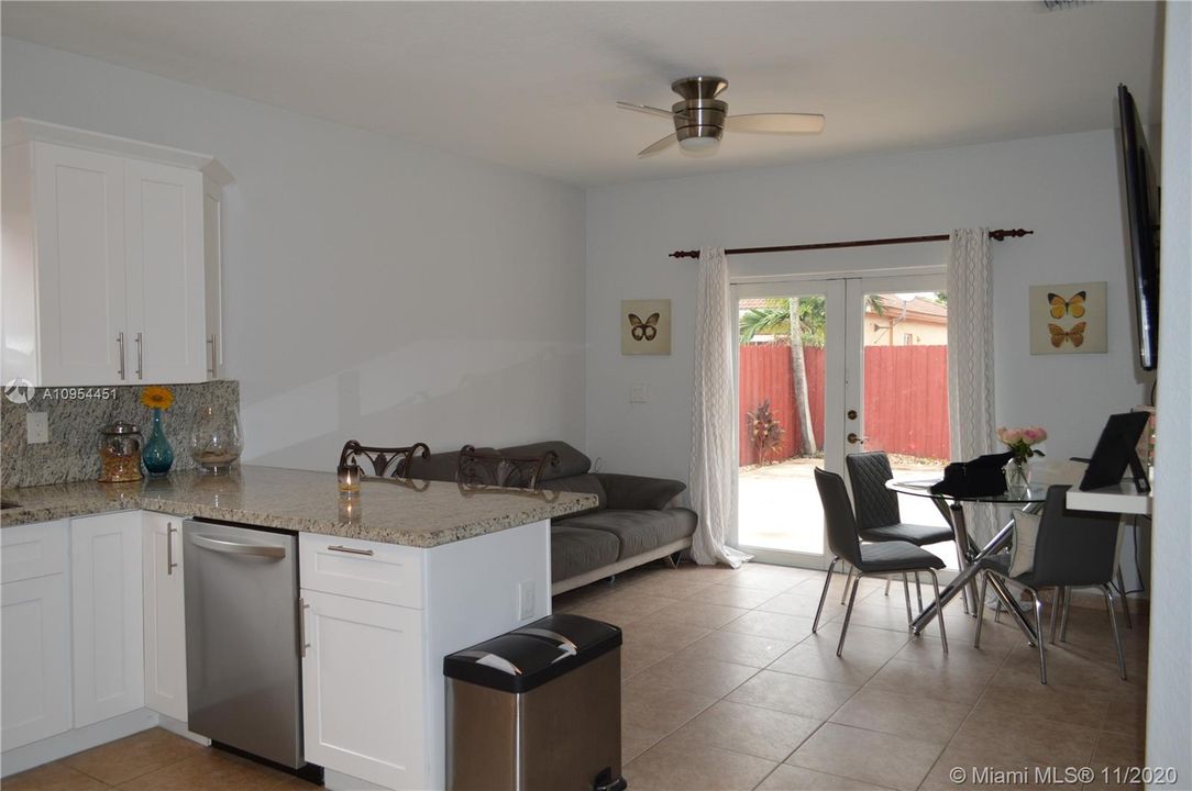 Recently Sold: $429,900 (5 beds, 2 baths, 1556 Square Feet)