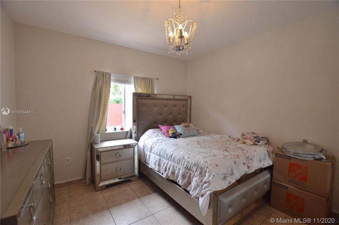 Recently Sold: $429,900 (5 beds, 2 baths, 1556 Square Feet)