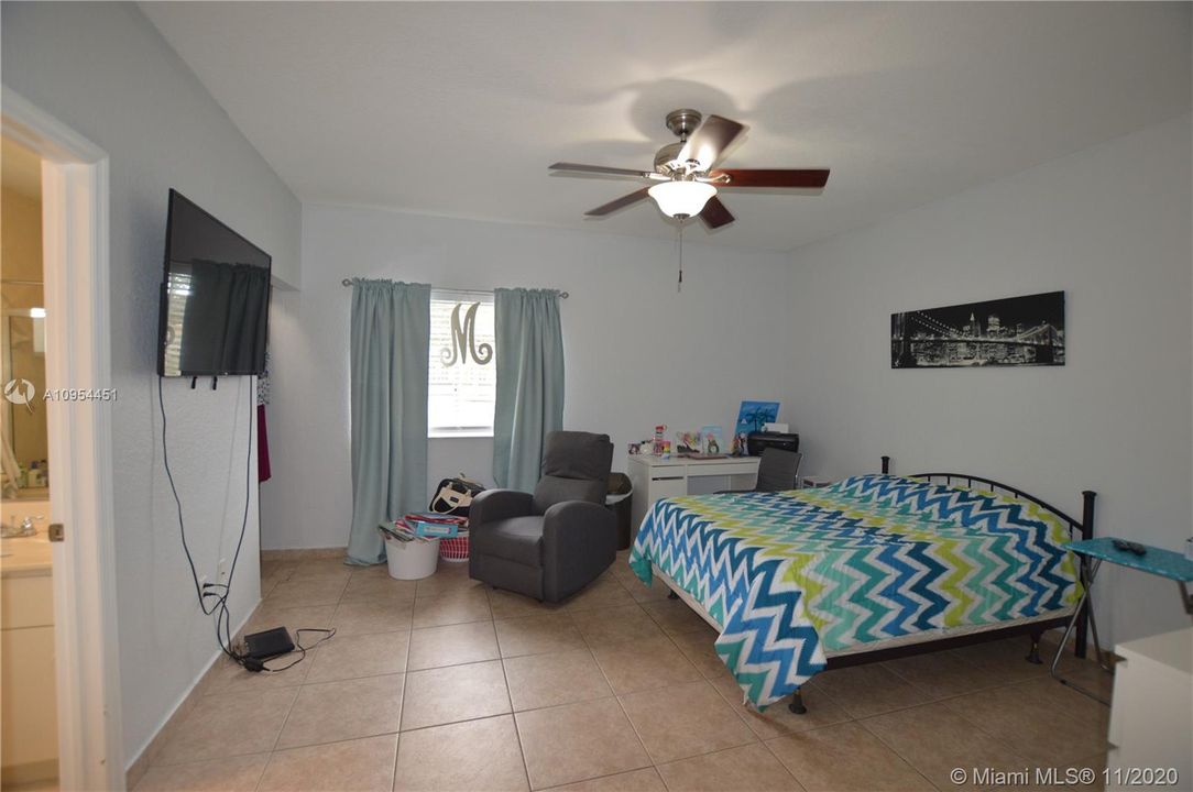 Recently Sold: $429,900 (5 beds, 2 baths, 1556 Square Feet)