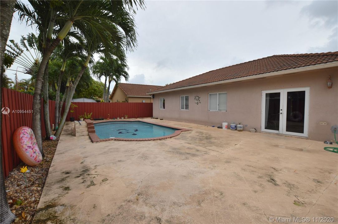 Recently Sold: $429,900 (5 beds, 2 baths, 1556 Square Feet)