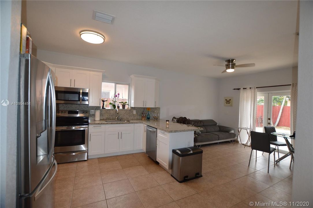Recently Sold: $429,900 (5 beds, 2 baths, 1556 Square Feet)