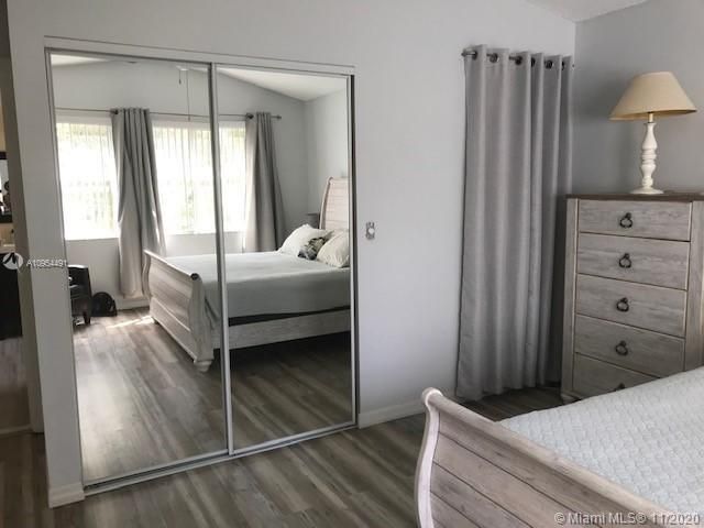 Vendido Recientemente: $449,000 (4 camas, 2 baños, 1685 Pies cuadrados)
