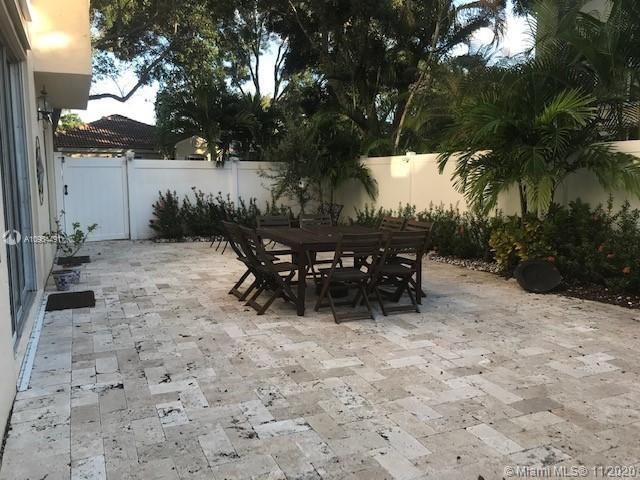 Vendido Recientemente: $449,000 (4 camas, 2 baños, 1685 Pies cuadrados)