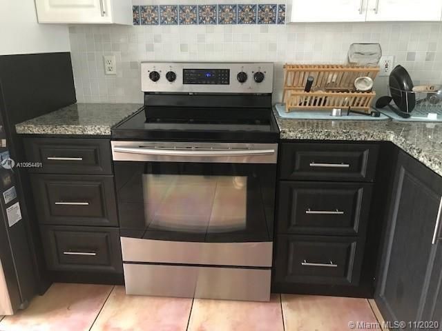 Vendido Recientemente: $449,000 (4 camas, 2 baños, 1685 Pies cuadrados)