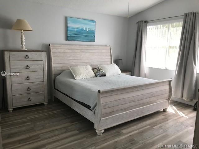 Vendido Recientemente: $449,000 (4 camas, 2 baños, 1685 Pies cuadrados)