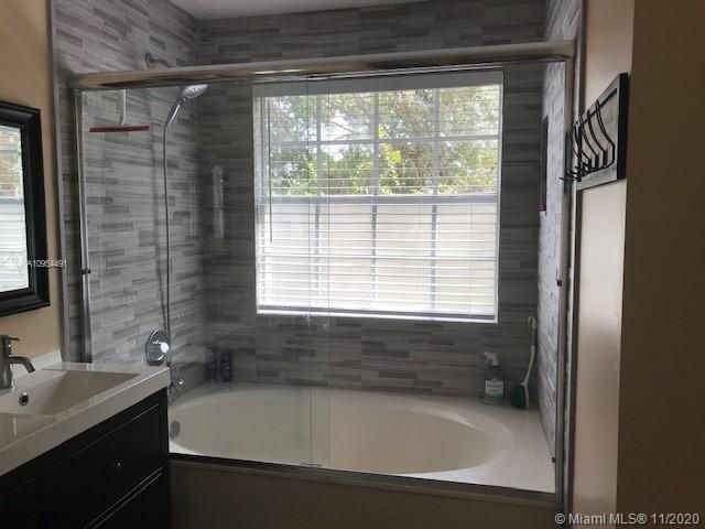 Vendido Recientemente: $449,000 (4 camas, 2 baños, 1685 Pies cuadrados)