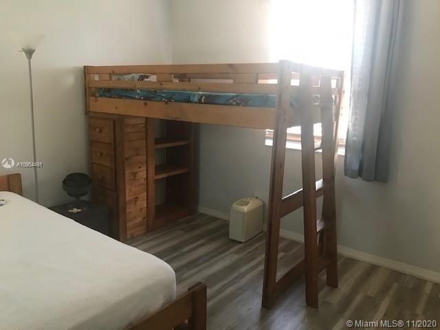 Vendido Recientemente: $449,000 (4 camas, 2 baños, 1685 Pies cuadrados)