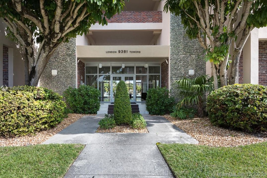 Recently Rented: $5,200 (3 beds, 3 baths, 2470 Square Feet)