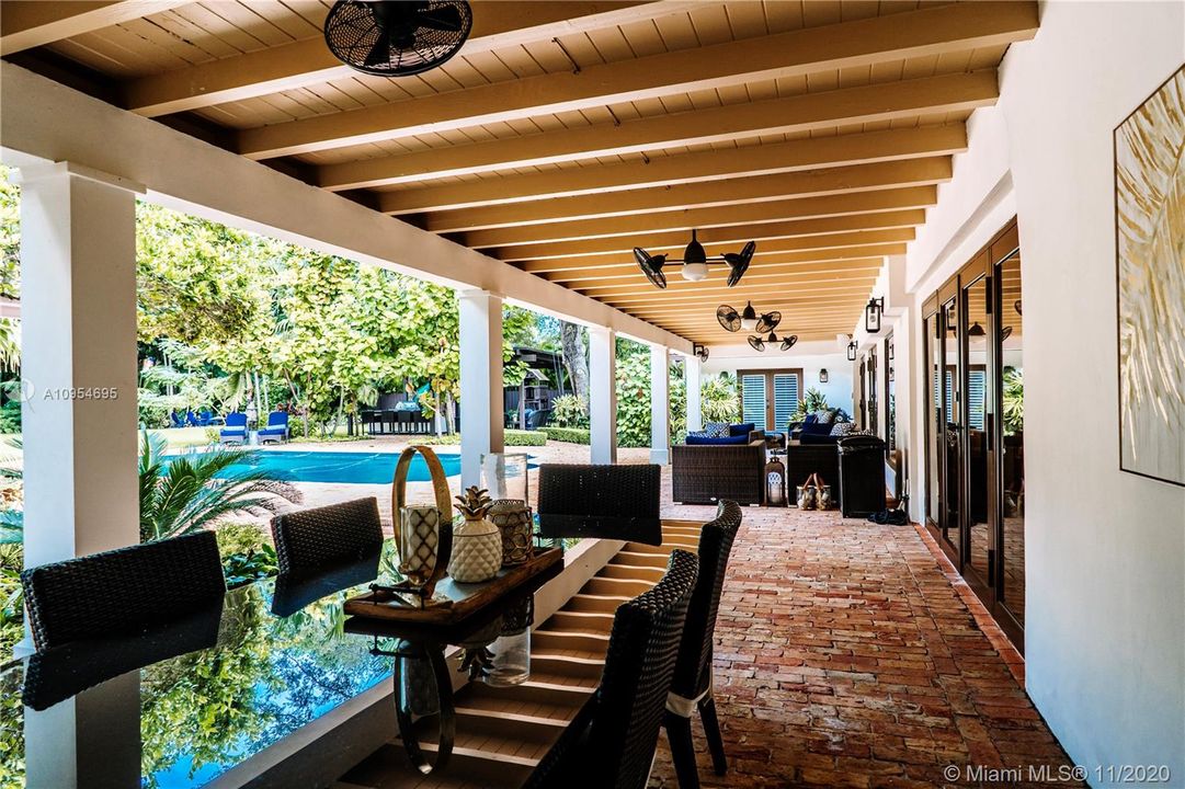 Vendido Recientemente: $2,095,000 (5 camas, 5 baños, 5475 Pies cuadrados)
