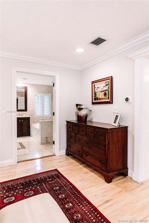 Vendido Recientemente: $2,095,000 (5 camas, 5 baños, 5475 Pies cuadrados)