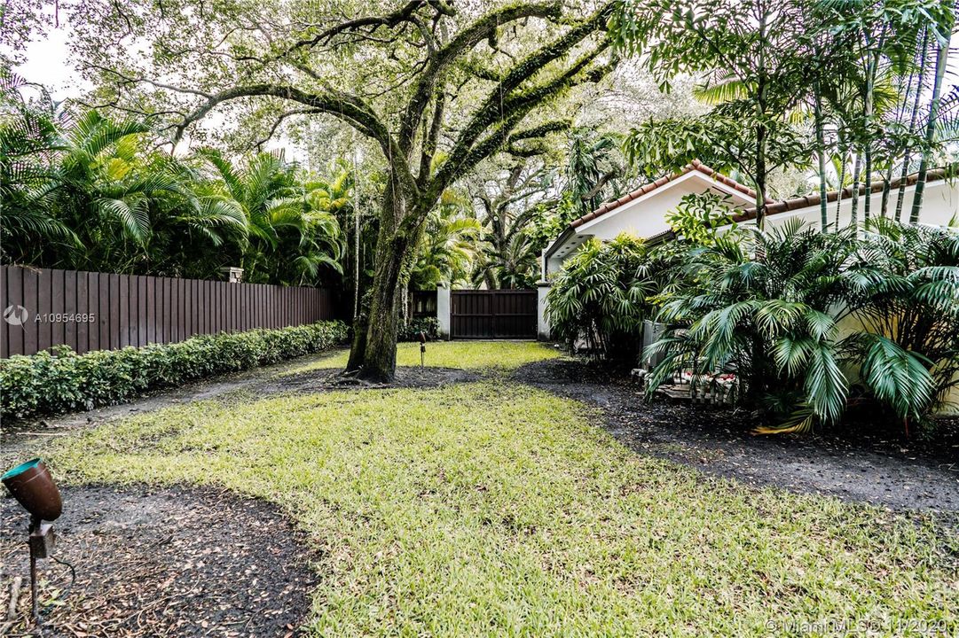 Vendido Recientemente: $2,095,000 (5 camas, 5 baños, 5475 Pies cuadrados)