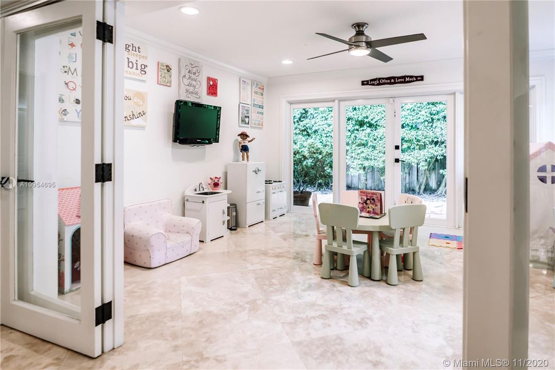 Vendido Recientemente: $2,095,000 (5 camas, 5 baños, 5475 Pies cuadrados)