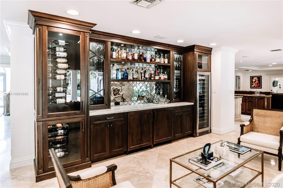 Vendido Recientemente: $2,095,000 (5 camas, 5 baños, 5475 Pies cuadrados)