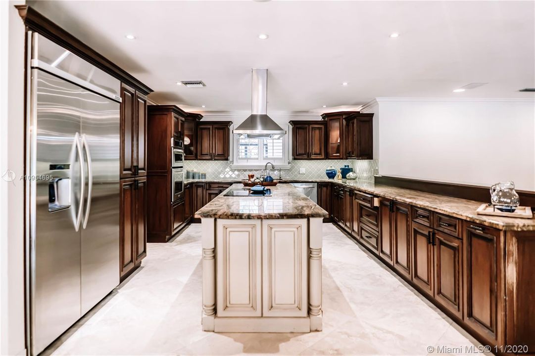 Vendido Recientemente: $2,095,000 (5 camas, 5 baños, 5475 Pies cuadrados)