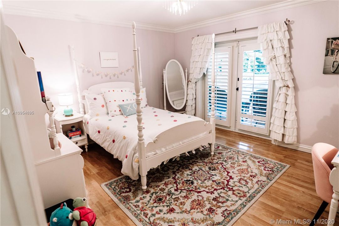 Vendido Recientemente: $2,095,000 (5 camas, 5 baños, 5475 Pies cuadrados)