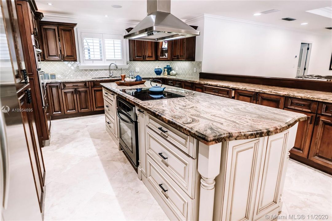Vendido Recientemente: $2,095,000 (5 camas, 5 baños, 5475 Pies cuadrados)