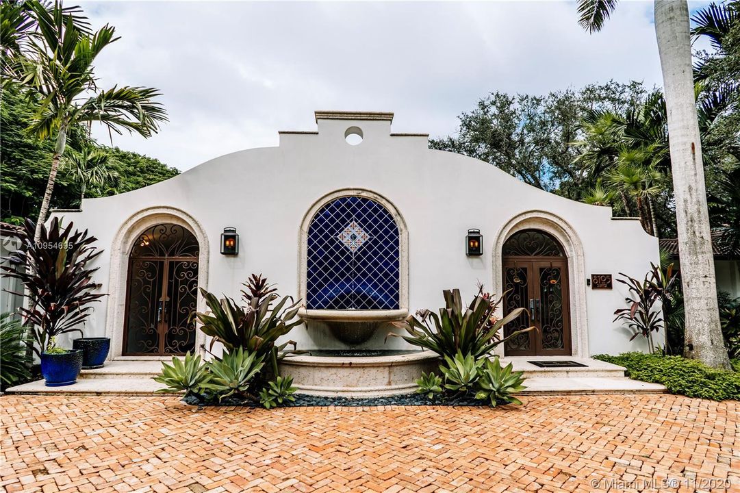 Vendido Recientemente: $2,095,000 (5 camas, 5 baños, 5475 Pies cuadrados)