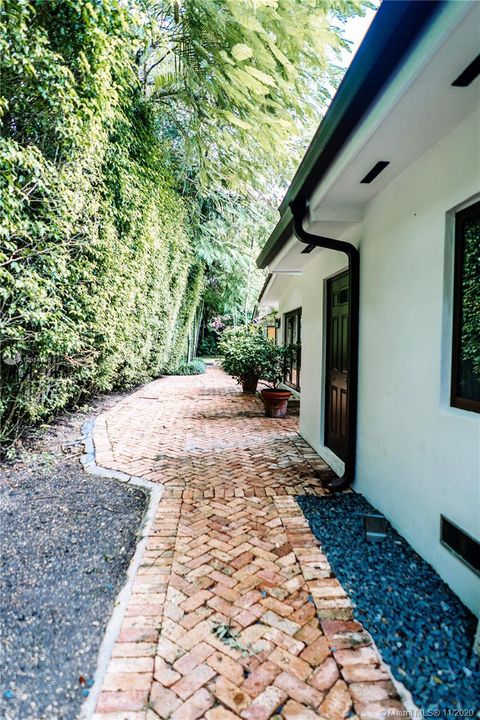 Vendido Recientemente: $2,095,000 (5 camas, 5 baños, 5475 Pies cuadrados)
