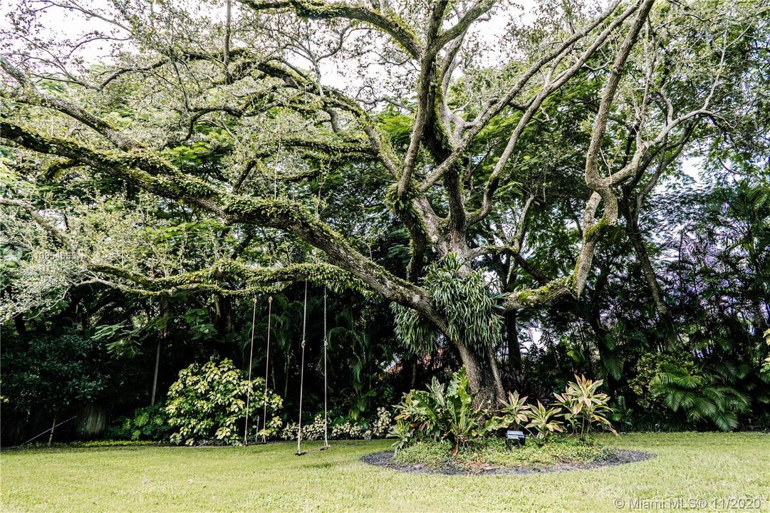 Vendido Recientemente: $2,095,000 (5 camas, 5 baños, 5475 Pies cuadrados)