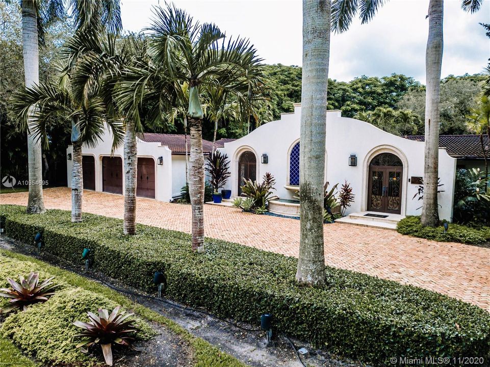 Vendido Recientemente: $2,095,000 (5 camas, 5 baños, 5475 Pies cuadrados)