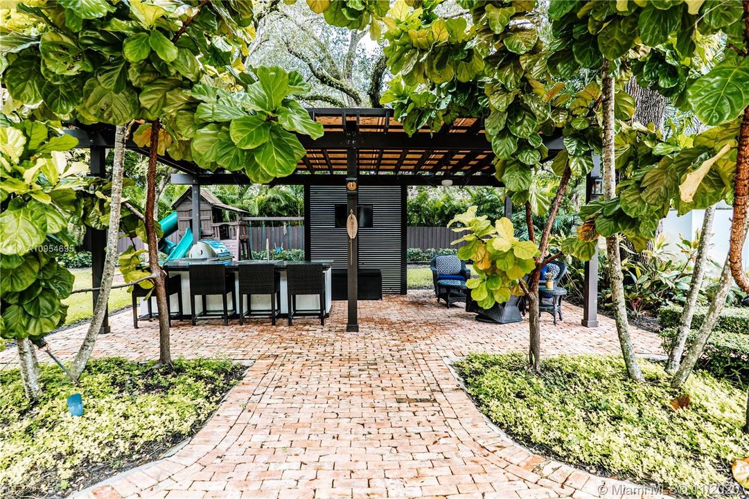 Vendido Recientemente: $2,095,000 (5 camas, 5 baños, 5475 Pies cuadrados)