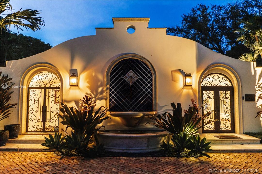 Vendido Recientemente: $2,095,000 (5 camas, 5 baños, 5475 Pies cuadrados)