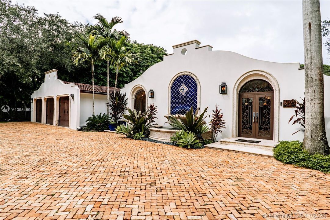 Vendido Recientemente: $2,095,000 (5 camas, 5 baños, 5475 Pies cuadrados)